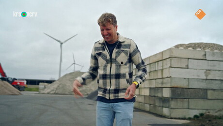 Kan Klaas een betonblok doormidden slaan?